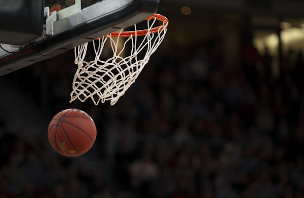 NBA篮球联赛精彩扣篮瞬间，球员飞跃空中，看球网免费NBA直播平台